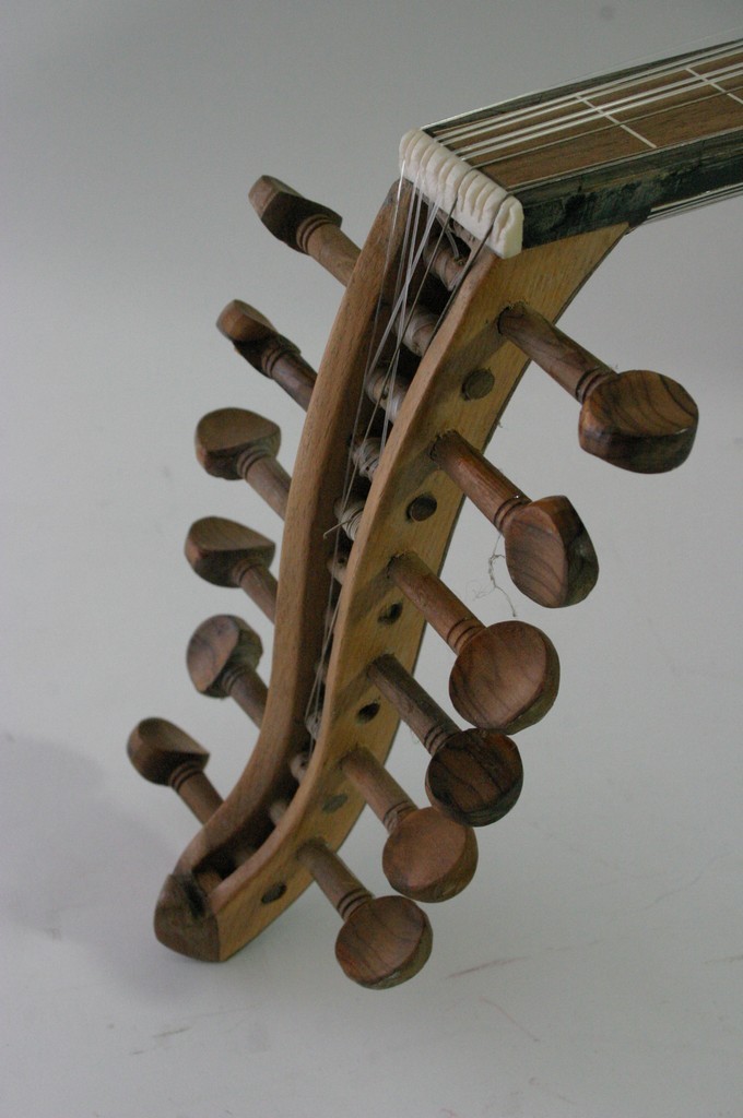 A mother of pearl decorated 12 string oud / lute - Image 3 of 7