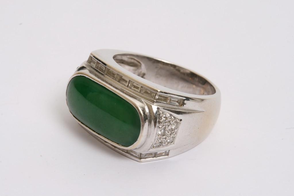 A 18ct white gold ring inset with jade stone surrounded by diamonds with testing certificate. - Image 2 of 4