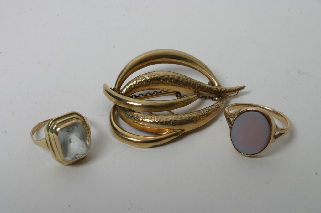 Two gold rings and a gold brooch