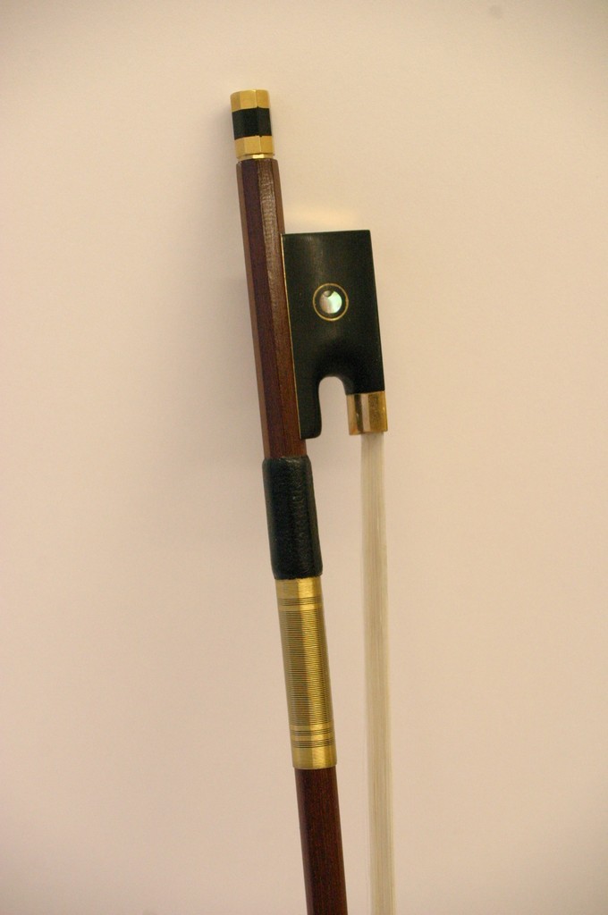 A good quality modern violin bow inset with mother of pearl - Image 3 of 4