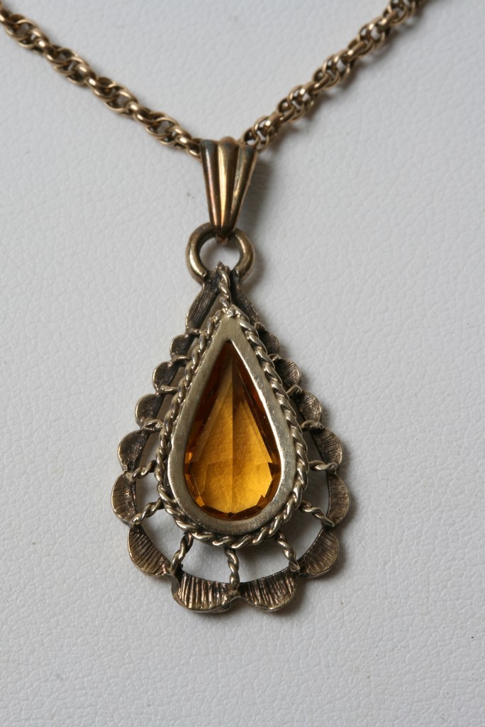 A silver gilt pendent with attached 9ct gold chain - Image 2 of 2