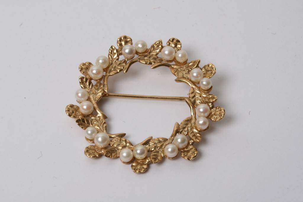 A 9ct gold open brooch mounted with cultured pearls