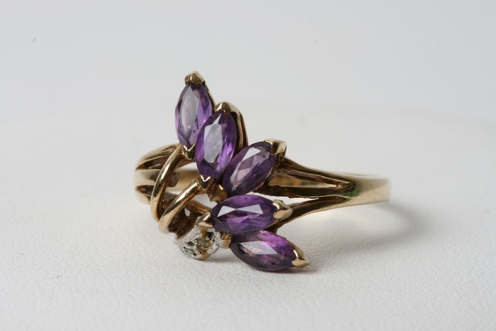 A 9ct gold amethyst and chip stone diamond ring