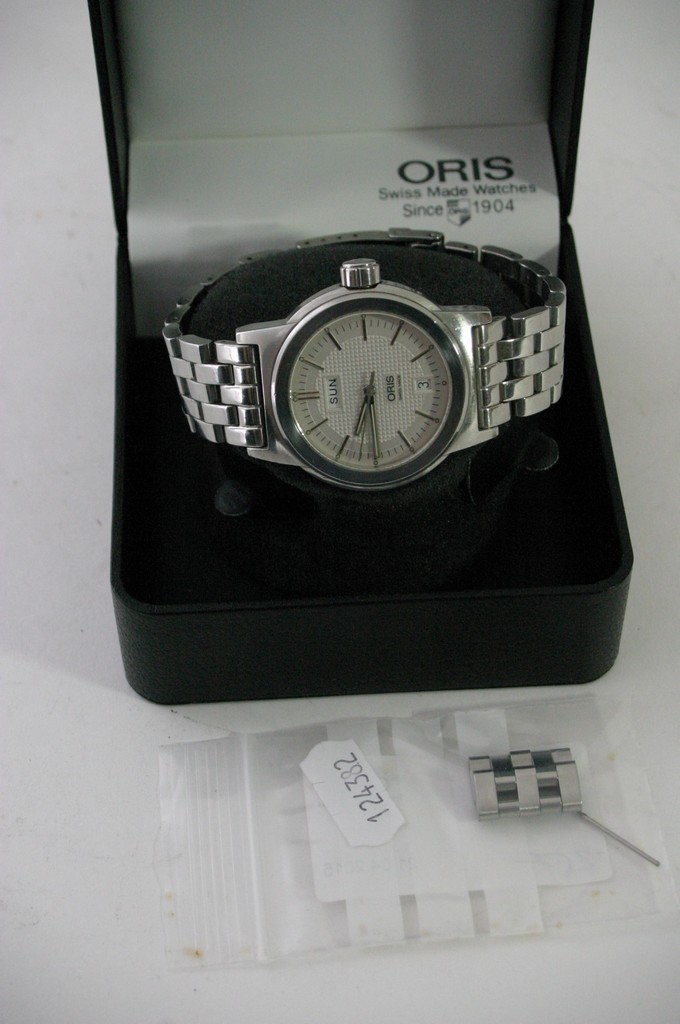 withdrawn A boxed Oris gent's wristwatch.