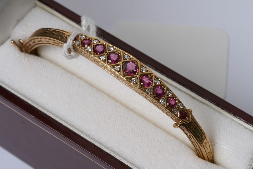 A quality 9ct gold bangle set with graduating Ruby's and diamonds - Image 2 of 2