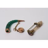 A gold mounted and green glass pendent in the form of a horn flask and a polished agate bar brooch