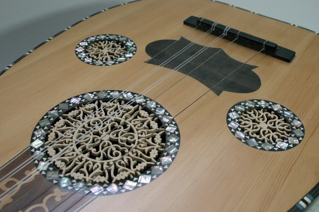 A mother of pearl decorated 12 string oud / lute - Image 4 of 7