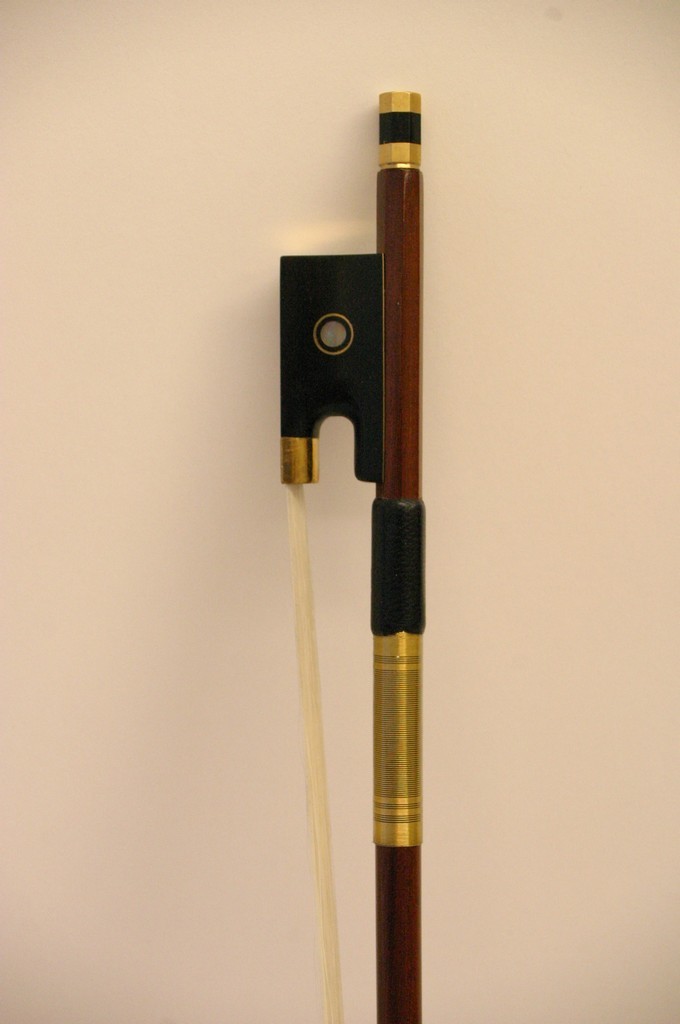 A good quality modern violin bow inset with mother of pearl - Image 2 of 4