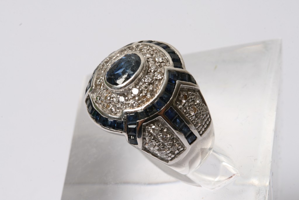 An Art Deco design 18ct white gold ring set with blue sapphire and diamonds - Image 2 of 2