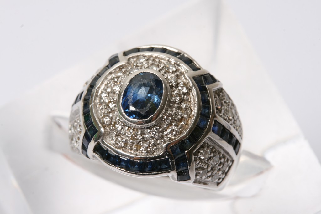 An Art Deco design 18ct white gold ring set with blue sapphire and diamonds