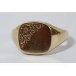 A 9ct gold ring with etched flower head decoration.