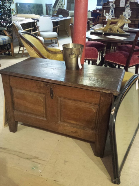 Antique French rustic oak coffer / chest. 104 cm long, 53 cm deep, 66 cm high - Image 6 of 6