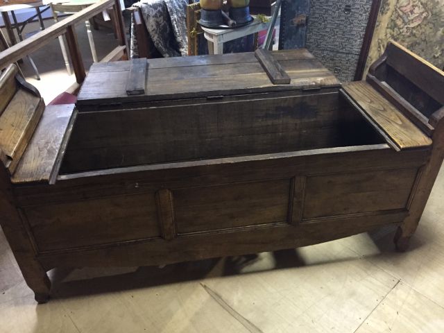 Antique French blanket box, storage compartments in armrests, 180 cm long, 89 cm high, 61 cm deep - Image 2 of 5