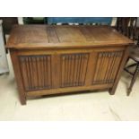 Oak coffer / chest mid 20th century, shiplap moulding. Condition: very good. 102 cm lont, 50 cm