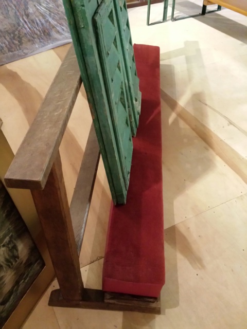 Prayer /kneeling bench, ecclesiastical item, oak with claret pad and two kneeling cushions. 214 cm. - Image 4 of 4