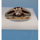 An 18ct gold ring set with a brilliant c