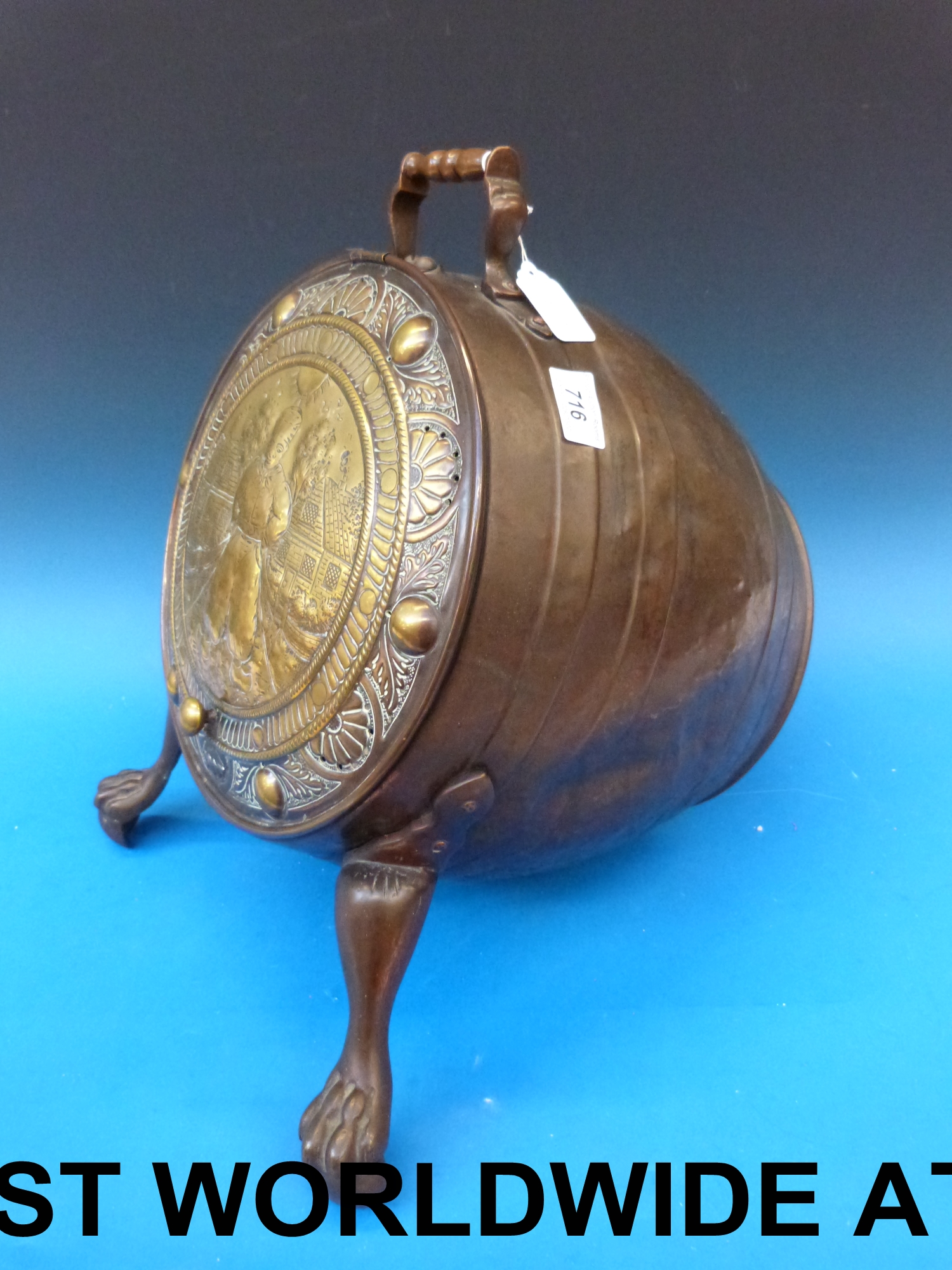 A copper and brass barrel-shaped coal sc - Bild 2 aus 2