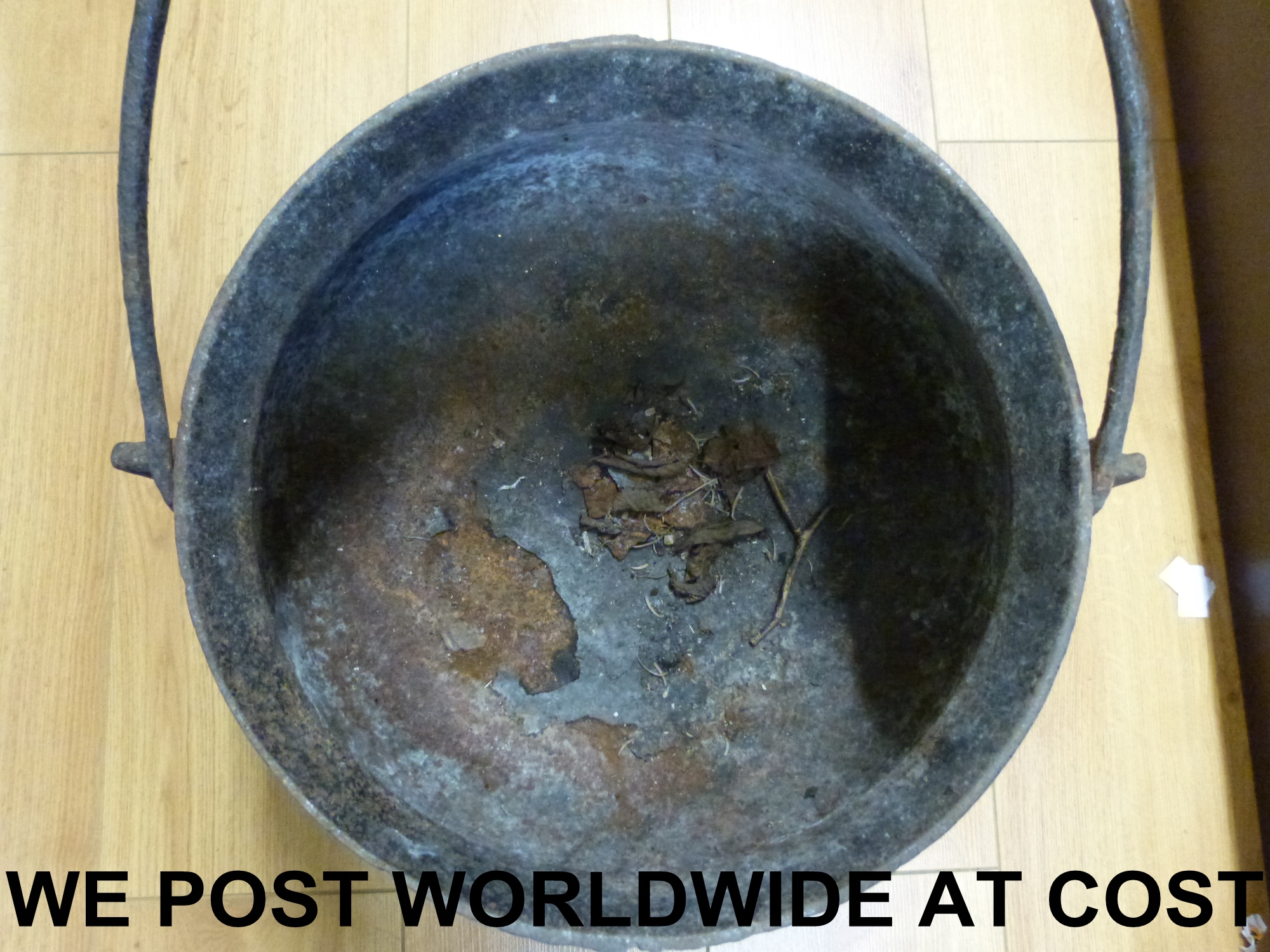 An 18thC / 19thC cast iron cauldron rais - Bild 2 aus 2