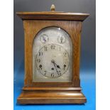 An early 20thC oak cased mantel clock, t