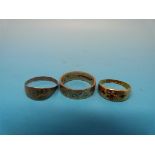 Two 9ct gold rings (5g) together with a