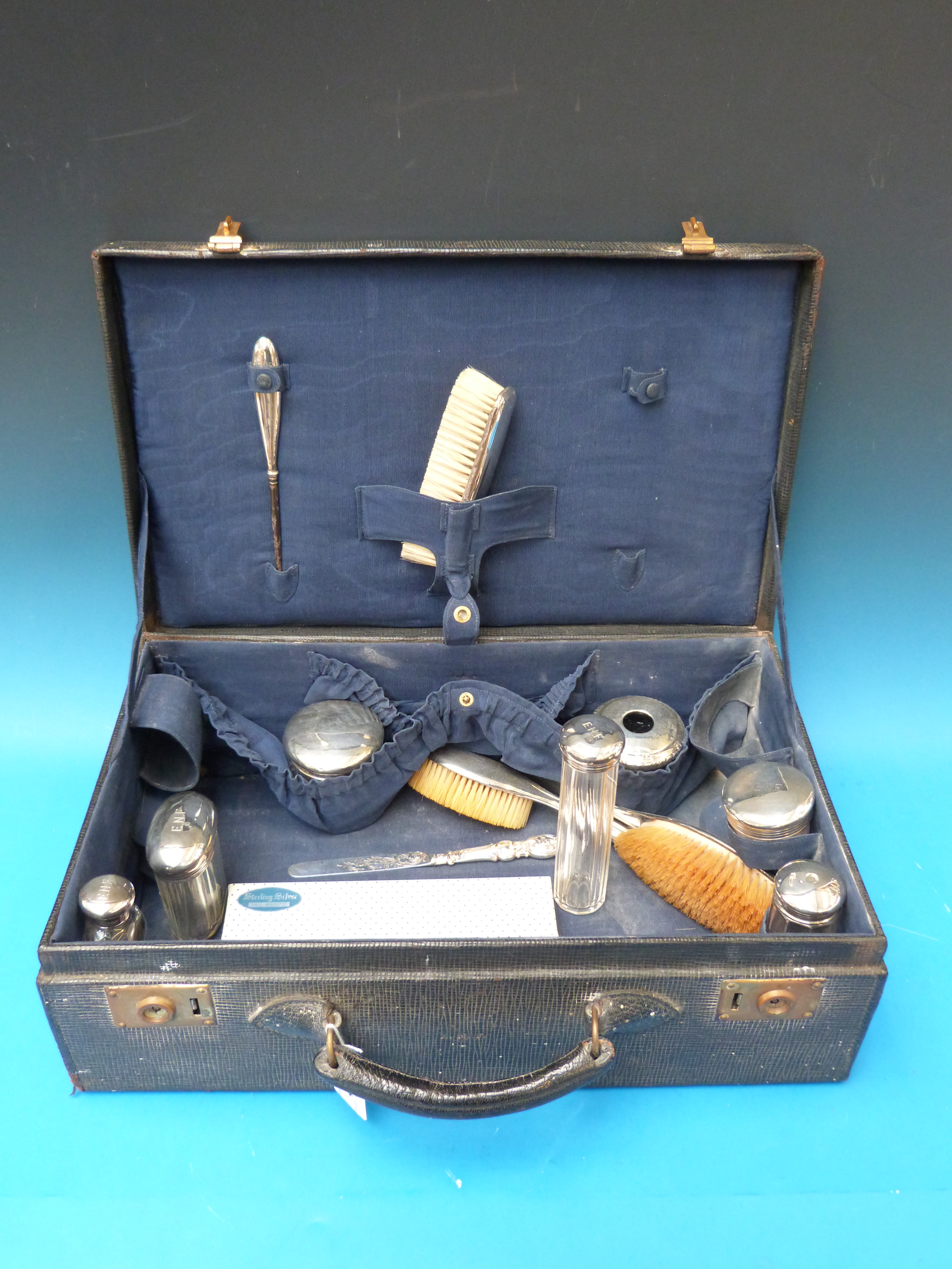 A cased travelling set comprising 11 hal