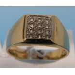 An 18ct gold ring set with clear stones