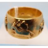 A 19thC 18ct gold ring with hunting scen