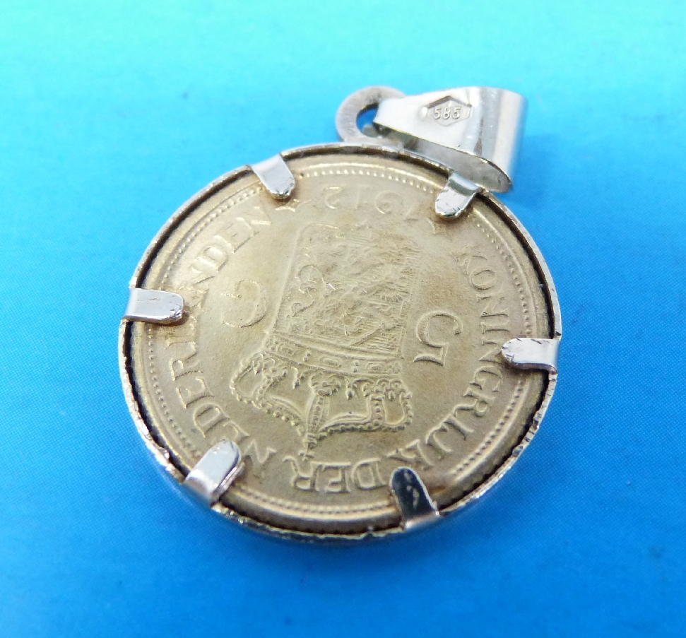 A Dutch 5 Guilder gold coin in yellow metal mount marked 585, weight 4. - Image 2 of 2