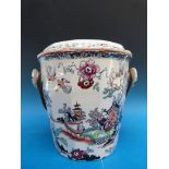 A large Masons pail with drainer decorated with chinoiserie scenes (bowl 29cm diameter)