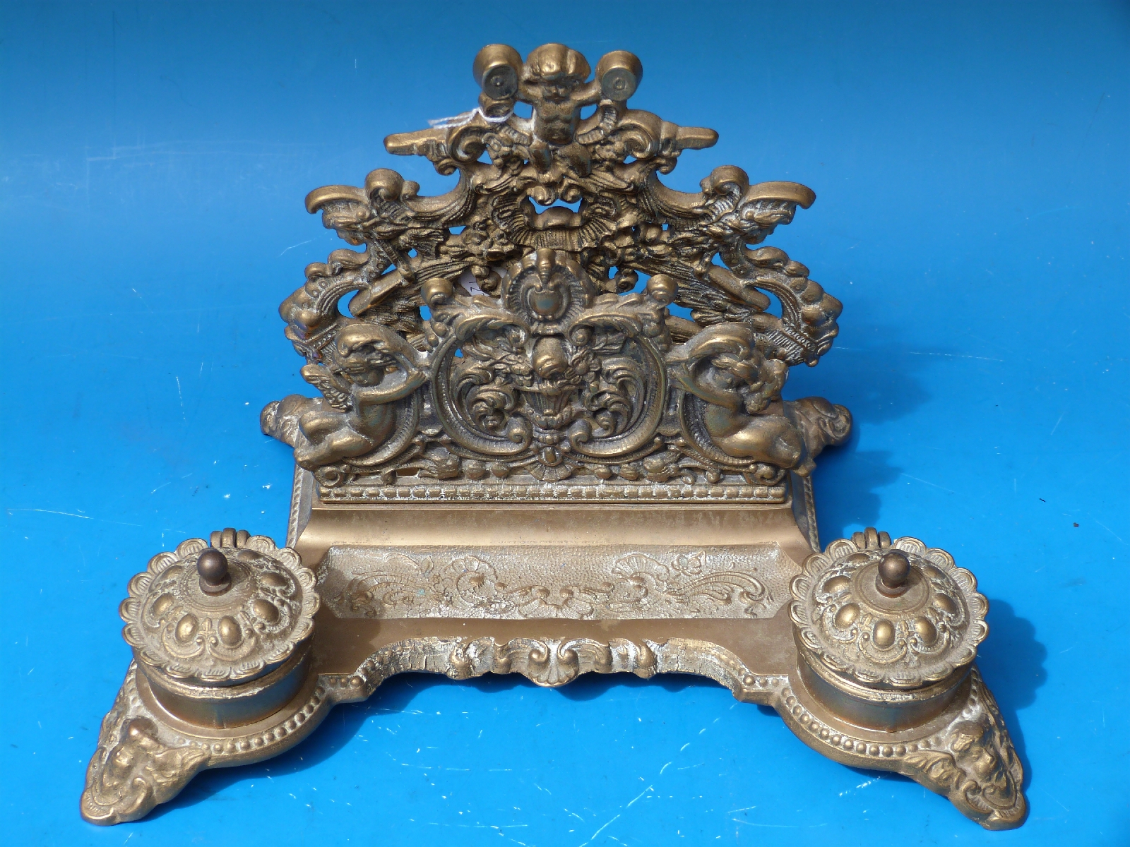 An ornate brass desk tidy with lined hinged inkwells raised on ornate scrolling feet - Image 2 of 2