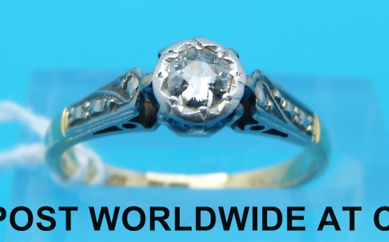 A 9ct gold ring set with a round cut cubic zirconia (size O) - Image 4 of 5