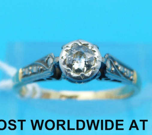 A 9ct gold ring set with a round cut cubic zirconia (size O) - Image 3 of 5
