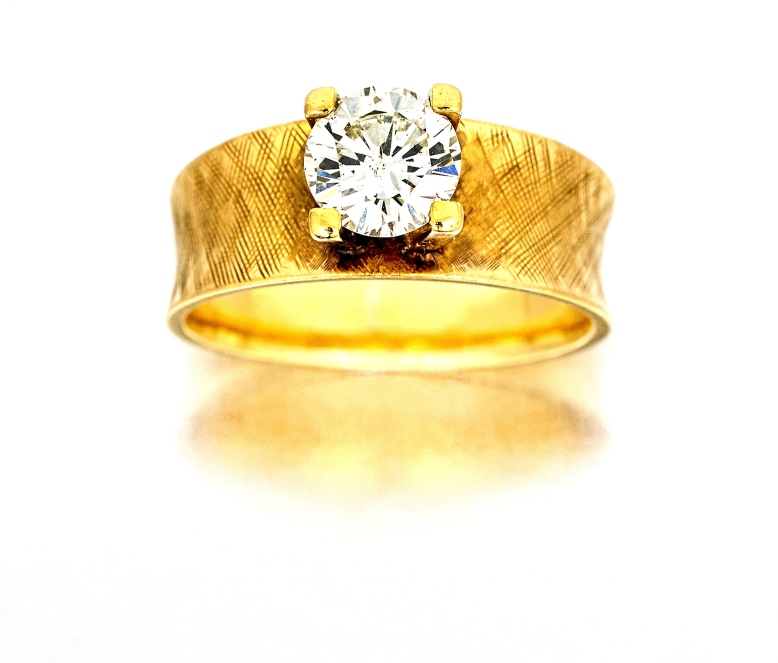 Diamond single-stone ring claw-set with a round brilliant-cut diamond weighing approximately 0.85 to