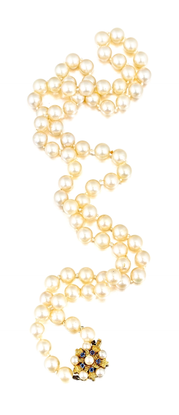 Cultured pearl necklace composed of a single strand of cultured pearls measuring approximately 8.