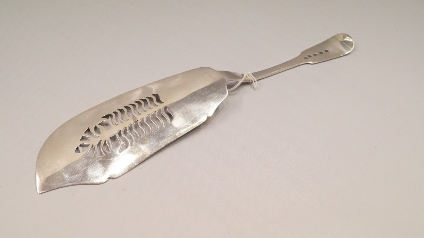An Irish George IV silver fiddle pattern fish slice, by Thomas Farnett, Dublin 1827, with additional - Image 4 of 6