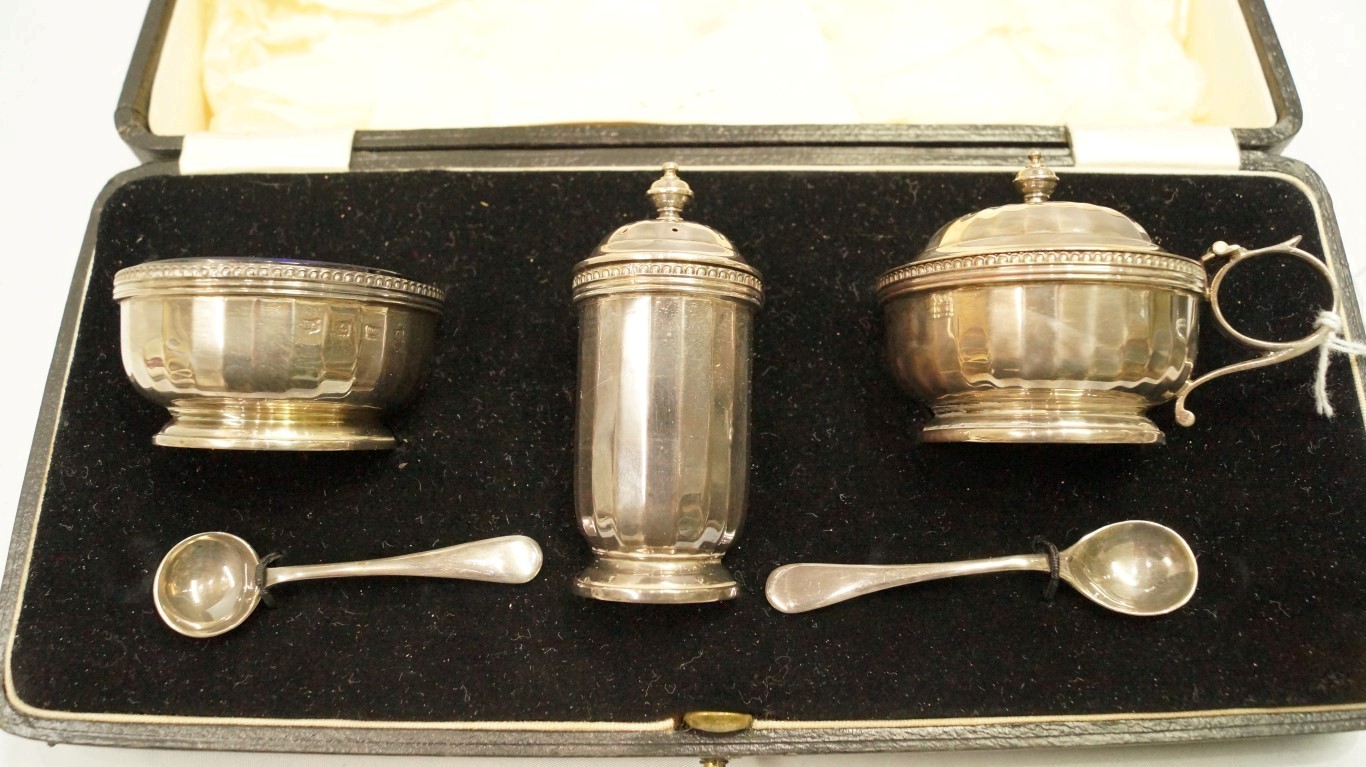 A cased silver three piece condiment set - Image 2 of 4