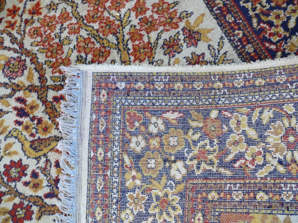 A pair of prayer style rugs, having cent - Image 5 of 7