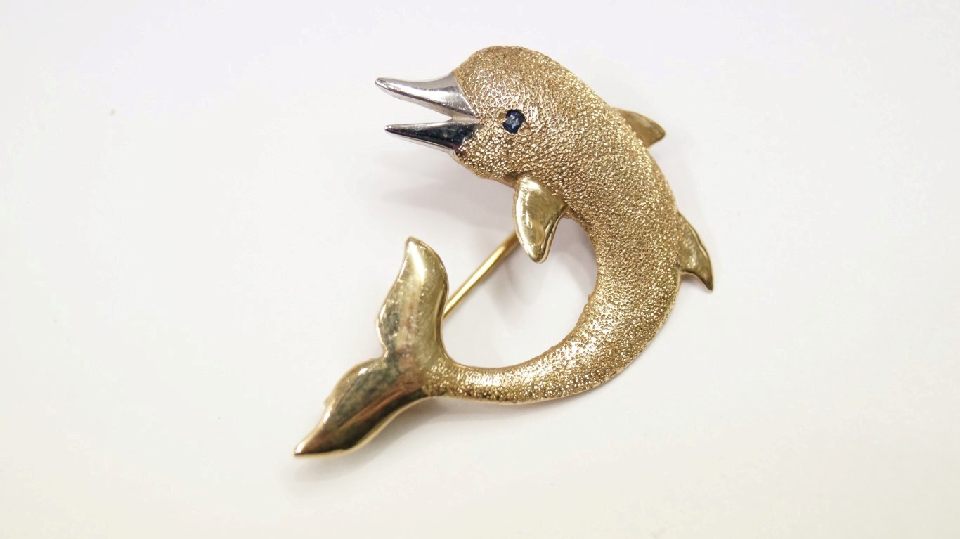 A 9ct gold dolphin brooch.