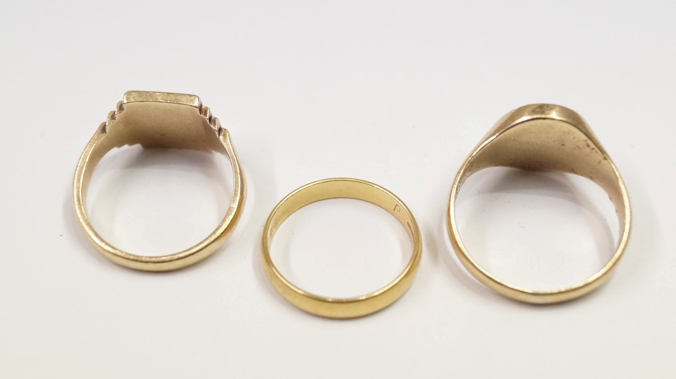 Two 9ct gold signet rings, 13.5g; and an - Image 3 of 3