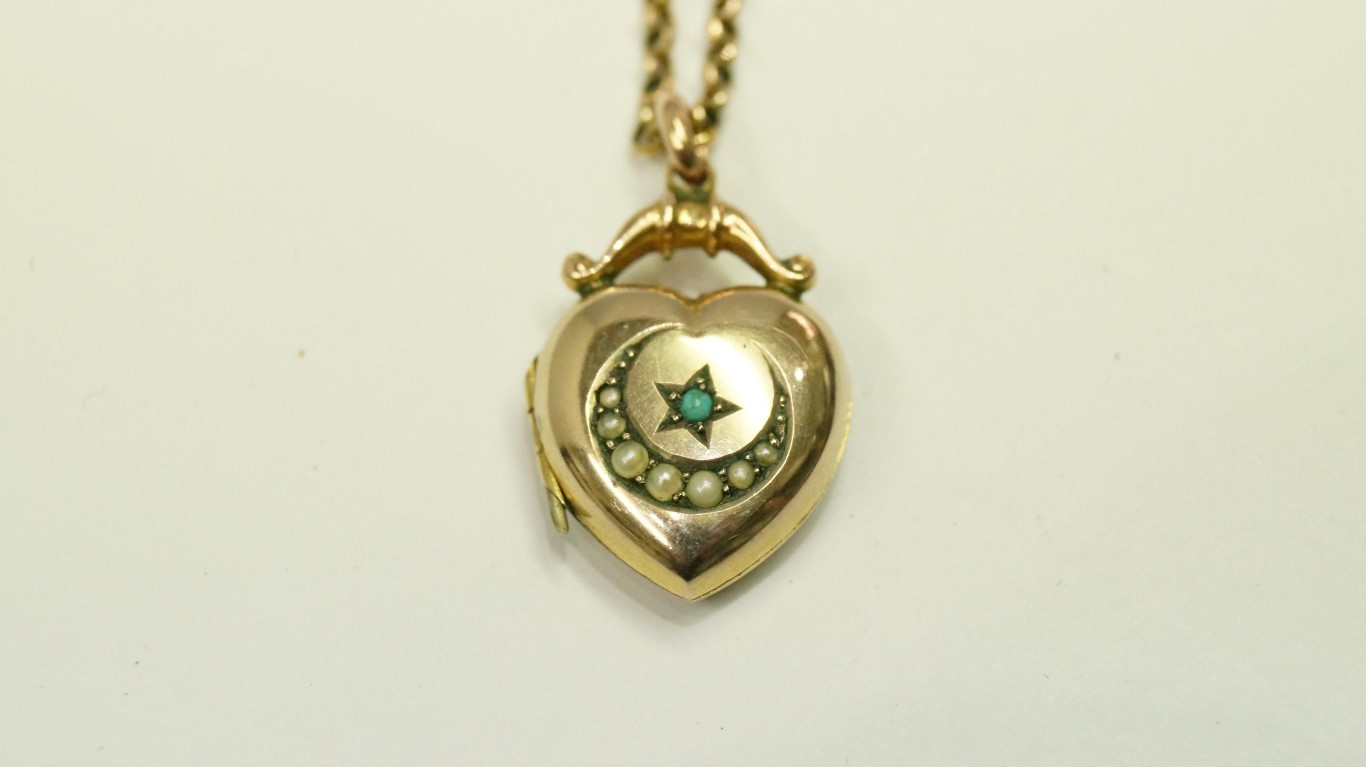 A 9ct gold necklace and a heart shaped l - Image 2 of 3