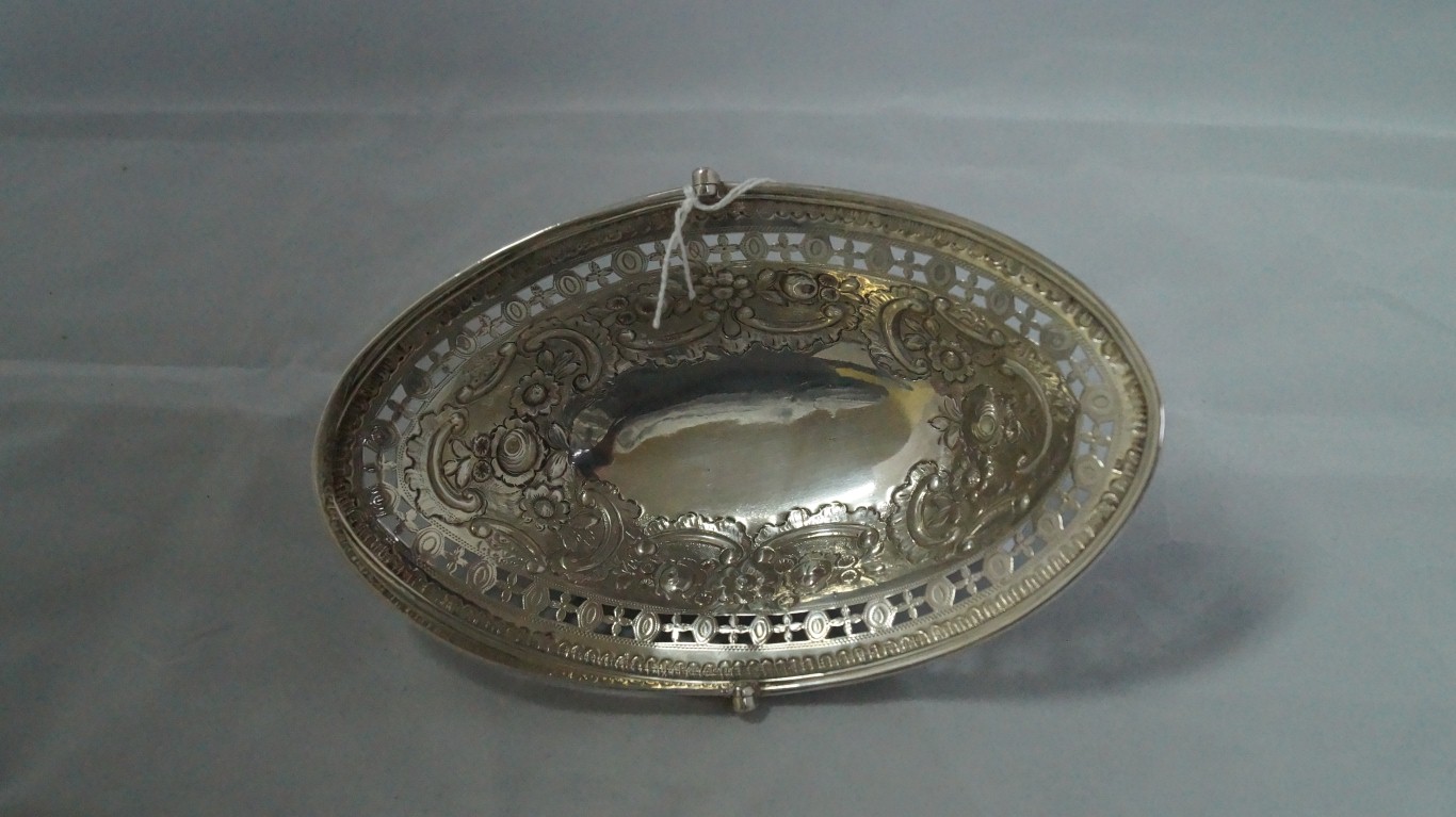 A Georgian unmarked sweetmeat dish, of b - Image 3 of 4