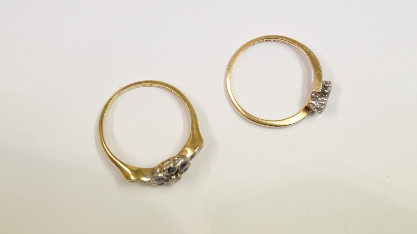 An 18ct gold and platinum ring, set six - Image 2 of 2