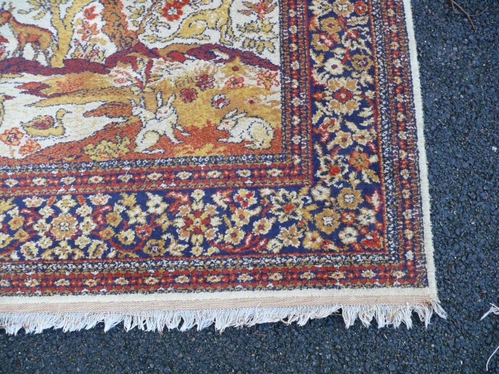 A pair of prayer style rugs, having cent - Image 7 of 7