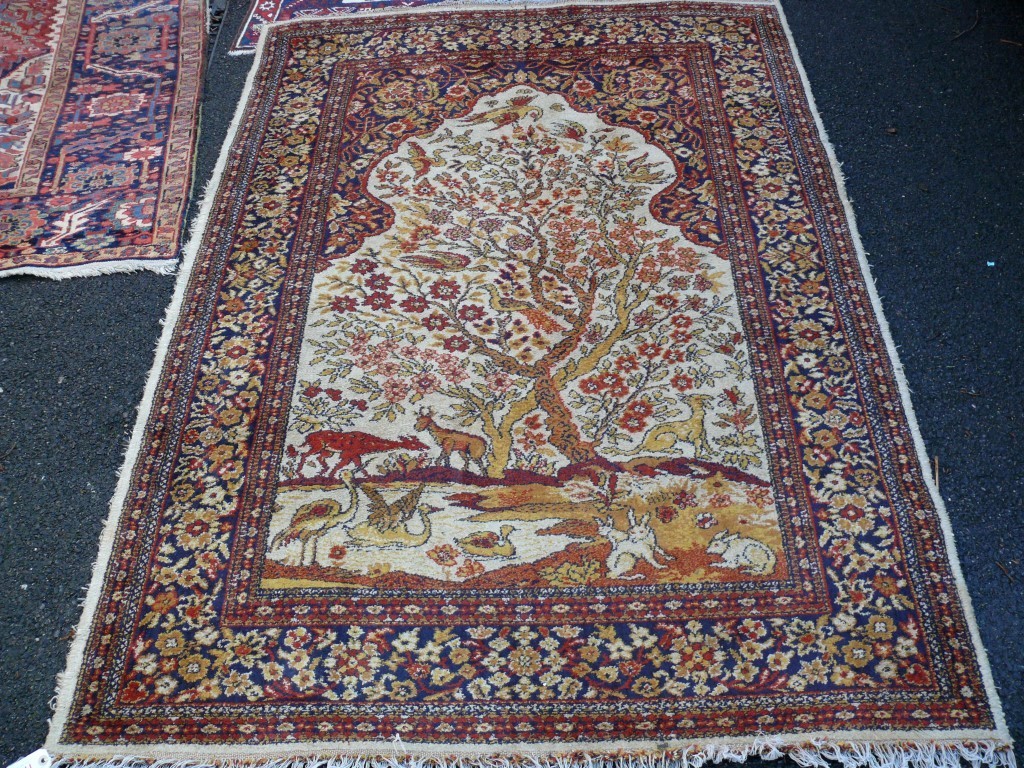 A pair of prayer style rugs, having cent - Image 2 of 7