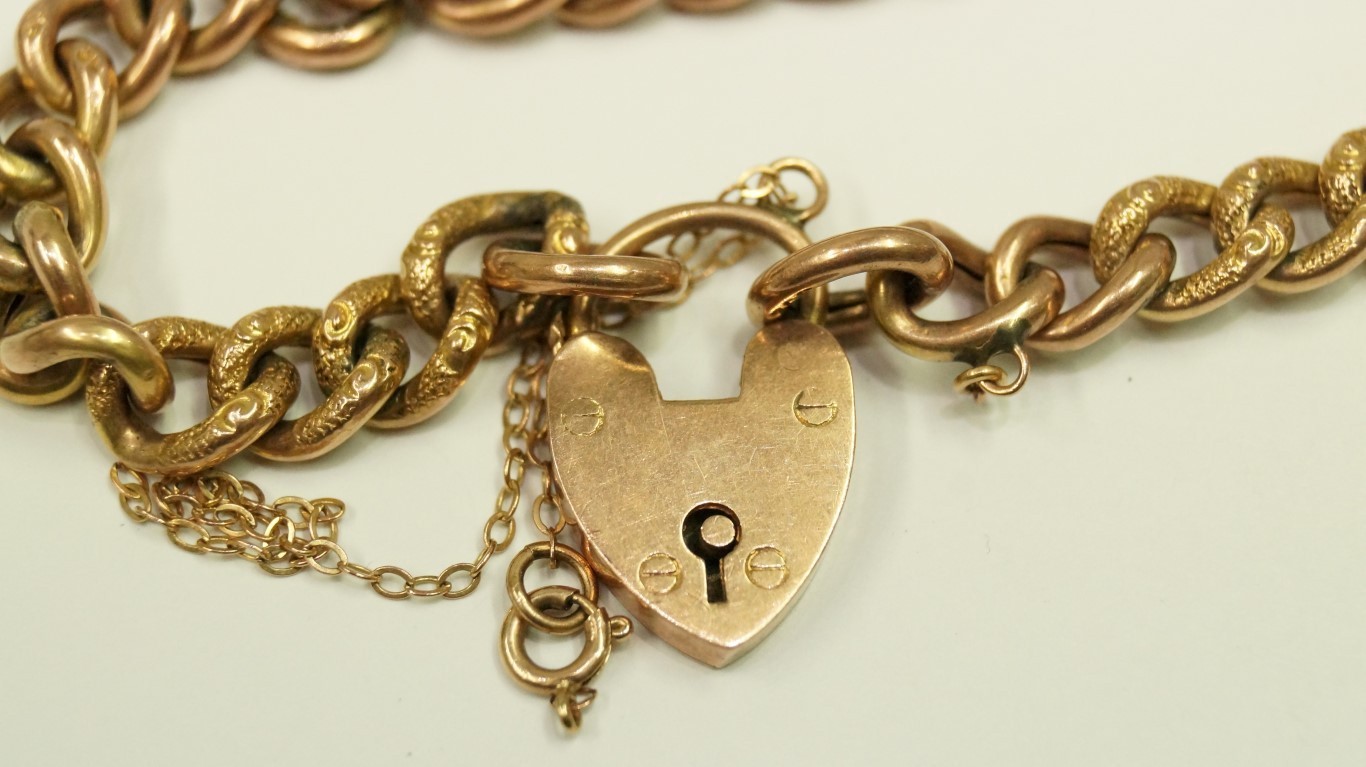 A 9ct gold bracelet with heart shaped cl - Image 2 of 2