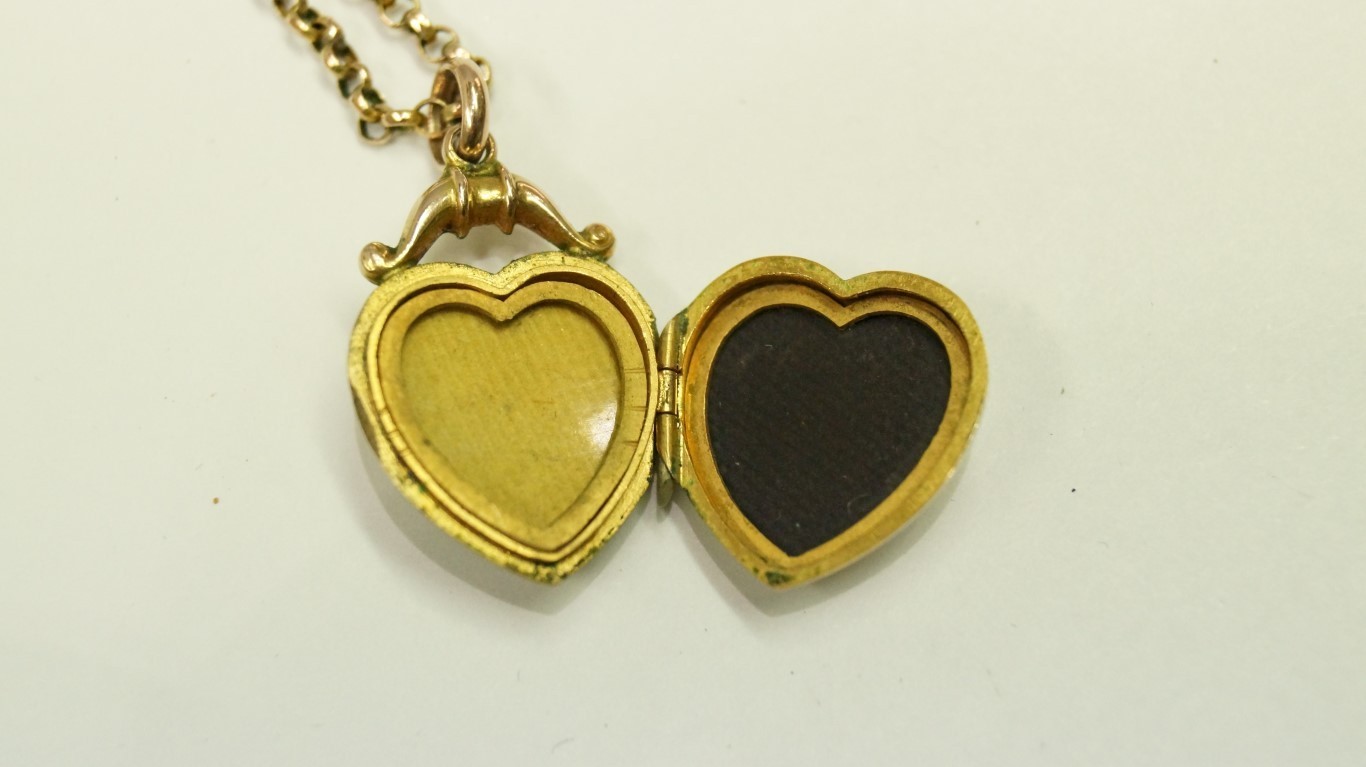 A 9ct gold necklace and a heart shaped l - Image 3 of 3