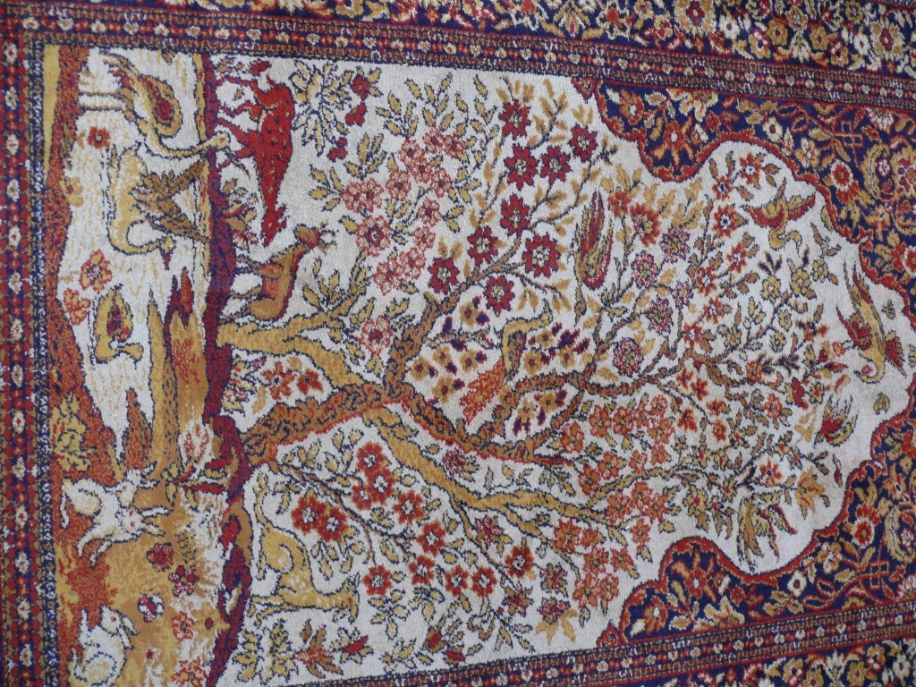 A pair of prayer style rugs, having cent - Image 3 of 7