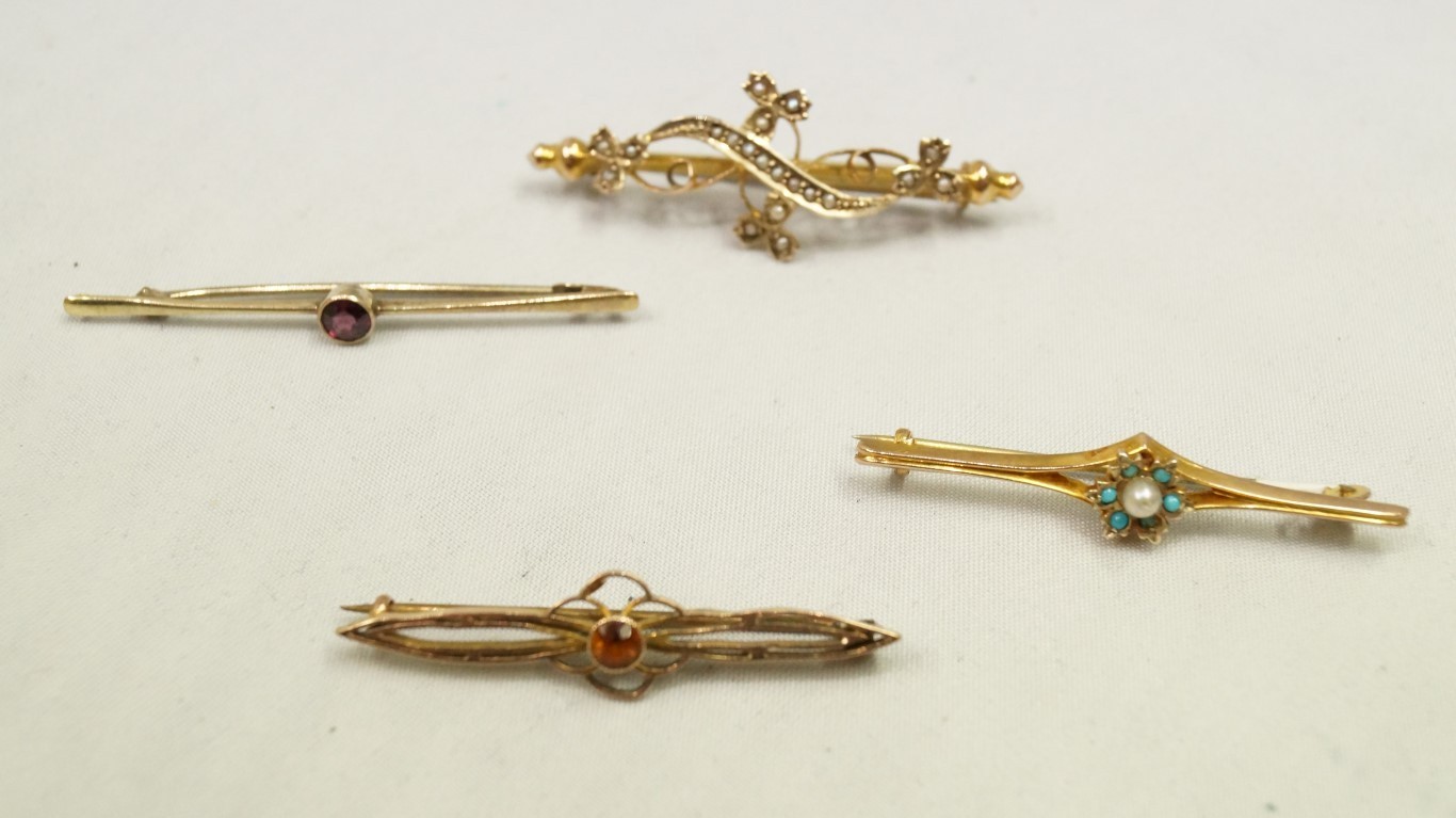 Three 9ct gold bar brooches, all with me