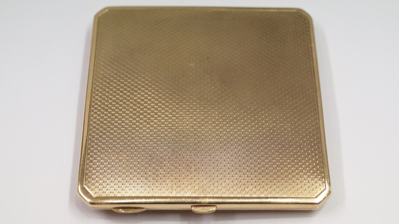 A 9ct gold engine turned compact, by Dea - Image 2 of 4