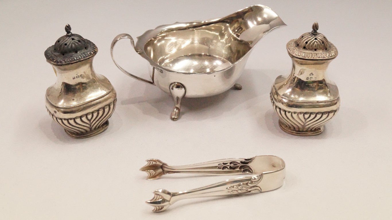 A pair of Edwardian silver pepperettes,